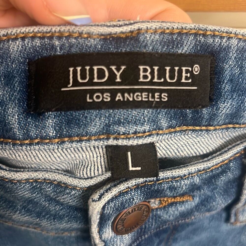 ✨Judy Blue Hi-Waist Mid-Length Distressed Sz Large Shorts✨ - Picture 6 of 7